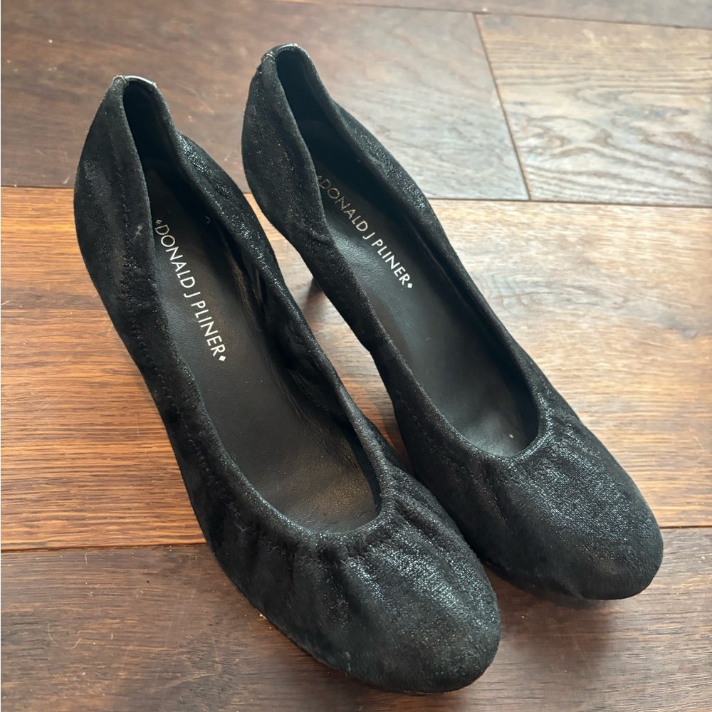 Donald J. Pliner Black Kitten Heels Classic Dusted Metallic